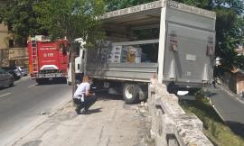 Macerata, furgone rimane in bilico nei pressi dello Sferisterio: traffico bloccato (FOTO e VIDEO)