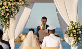 Potenza Picena, celebrato il primo matrimonio in spiaggia: festa per gli sposi Valentina e Armando
