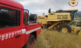 Camerino, incendio in un campo di grano: danni anche a una mietitrebbia