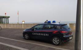 Porto Recanati, si tuffa in mare con la nipotina e le rubano la borsa: arrestato il ladro