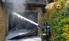 Petriolo, scoppia incendio nel garage di un'abitazione: le fiamme avvolgono anche un'auto