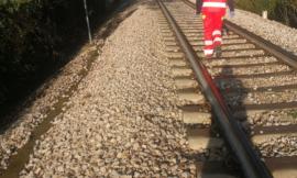 Civitanova, giovane sdraiato sui binari della ferrovia: "Sono qui per prendere il sole". Soccorso dal 118
