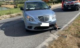 Treia, auto sbanda e centra un tombino: paura per una coppia di coniugi