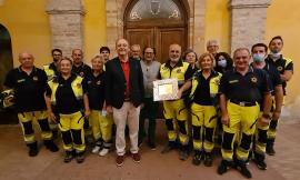 Morrovalle, Protezione civile in prima linea nelle emergenze: il sindaco consegna una targa