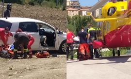 Macerata, violento scontro tra due auto alla rotonda: 55enne in codice rosso a Torrette (VIDEO e FOTO)