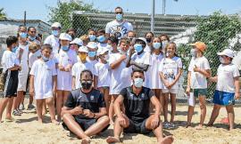 I bimbi in spiaggia coi campioni della Lube: visita di Juantorena e Marchisio all'Academy Volley