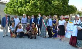 Macerata, la festa delle tradizioni: un successo la rievocazione storica della trebbiatura