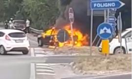 Sforzacosta - Tamponamento tra due auto, una va a fuoco: 118 e vigili del fuoco sul posto (FOTO)