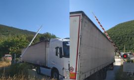 San Severino, camion bloccato al passaggio a livello: traffico ferroviario in tilt per 30 minuti