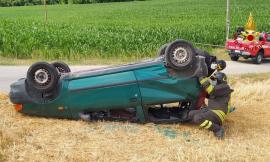 Montecassiano, l'auto esce di strada e si ribalta: il conducente resta incastrato nell'abitacolo