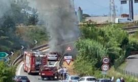 Civitanova, auto in fiamme sulla rampa di uscita dalla superstrada