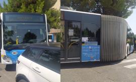 Macerata, suv parcheggiato male blocca la manovra dell'autobus: traffico in tilt (FOTO)