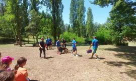 Penna San Giovanni, bambini e ragazzi a lezione dall'unità Cinofila della Guardia di Finanza