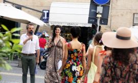 Macerata, piazza della Libertà diventa una passerella: la moda mare sfila in centro città (FOTO e VIDEO)
