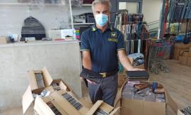 Civitanova, borse e portafogli: sequestrati 500 articoli non sicuri in un negozio della città