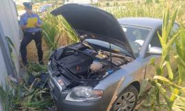 Macerata, auto sbanda e finisce contro un muro in un campo: 60enne in ospedale (FOTO)