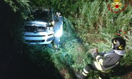 Morrovalle, auto si schianta contro il guardrail e finisce in un fossato: paura nella notte