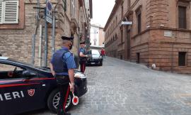 Macerata, lite fra fidanzati degenera: aggrediti 3 carabinieri. Scatta la denuncia per un 17enne