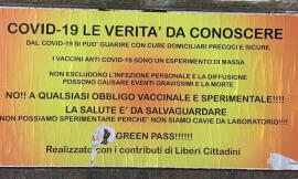 Comparsi manifesti contro obbligo vaccinale e green pass