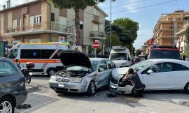 Civitanova, schianto fra due auto all'incrocio: tre i feriti. Sul posto i soccorsi (FOTO)
