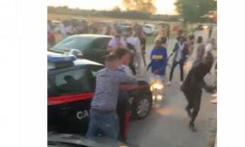 Rissa choc a Marotta: giovane accoltellato in prognosi riservata. Aggrediti anche i carabinieri (VIDEO)