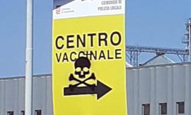 Macerata, teschi neri sulla segnaletica e sul cancello del centro vaccinale: raid nella notte