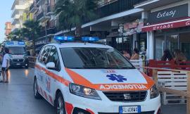 Civitanova, urta con la vespa l'auto che lo precede: incidente sul lungomare, interviene il 118 (FOTO)