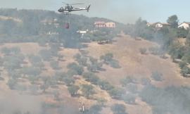 Cingoli, vasto incendio in area boschiva: intervengono i Vigili del Fuoco e l'elicottero (FOTO)
