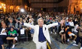 Civitanova, Pupo canta i suoi successi e racconta la sua vita accolto da un pubblico entusiasta