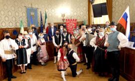 Macerata, in Consiglio si balla con i gruppi folkloristici: incontro con il sindaco e il presidente Pettinari
