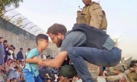 Il console Claudi si prodiga per un bambino all'aereoporto di Kabul