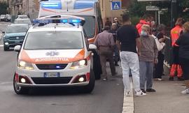 Macerata, accusa un malore davanti la fermata del bus di via della Pace: giovane all'ospedale