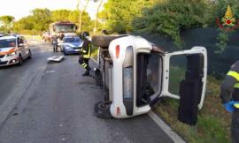 Pollenza, perde il controllo dell'auto che si ribalta: una donna trasportata all'ospedale