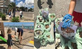 Porto Recanati, spiaggia libera dai mozziconi di sigaretta: domenica di lavoro per gli attivisti