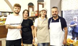 Macerata, un nuovo alimentari in centro: Daniela Natali inaugura "L'angolo del gusto" (FOTO)