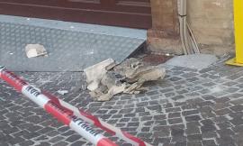 Macerata, timore tra i passanti, crolla un pezzo di cornicione davanti l'Ufficio del Turismo