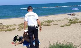 Porto Potenza, nudisti prendono il sole sul litorale nord: interviene la Polizia Locale. Tre i multati