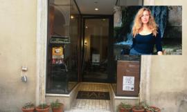 Macerata, Melinda Miceli presenta il suo libro "Templaris Compendium" nel dehor del locale Hab