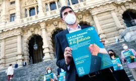 Nicola Fratoianni a Macerata per la raccolta firme a favore di una patrimoniale sulle grandi ricchezze