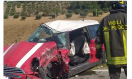 Macerata, schianto tra auto e camion: uomo estratto dalle lamiere e trasferito a Torrette (Video e Foto)