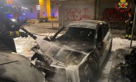 Civitanova - Si muove furtivo, finanziere lo nota: lui scappa e manda a fuoco quattro auto