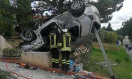 Recanati, auto finisce contro inferriata e si ribalta: 27enne elitrasportato a Torrette (FOTO)