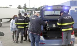 Tre giovani afghani viaggiano dalla Serbia a Civitanova nascosti in un tir: rintracciati dalla Polizia