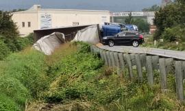 Montelupone, camion si ribalta lungo la Regina: strada chiusa al traffico