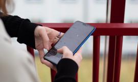 Controllare il cellulare del coniuge è reato?