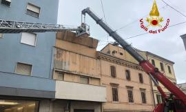 L'ondata di maltempo colpisce le Marche: 40 gli interventi dei vigili  del fuoco