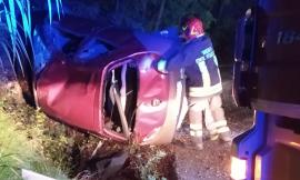 Macerata, perde il controllo dell'auto e si ribalta: uomo estratto dai Vigili del fuoco (FOTO)