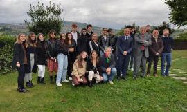 Consegnata la Costituzione ai neo diciottenni di Camerino: Michele Serra interviene in video