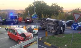 Macerata, pauroso incidente alla rotatoria, furgone si ribalta: due feriti al Pronto Soccorso (Foto)