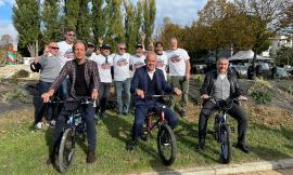 Civitanova, taglio del nastro per la nuova pista di Bmx. Anche sindaco e assessore salgono in sella